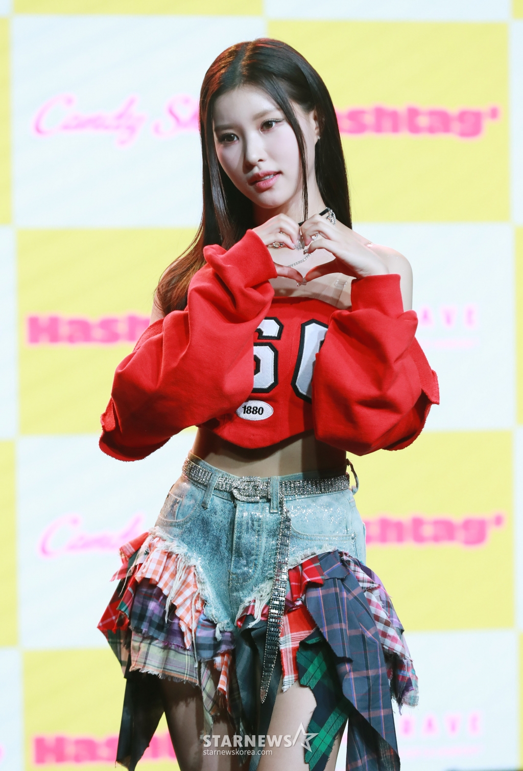 걸그룹 캔디샵(Candy Shop) 소람이 27일 오후 서울 강남구 일지아트홀에서 진행된 미니 1집 '해시태그#'(Hashtag#) 발매기념 쇼케이스에서 포즈를 취하고 있다. /2024.03.27 /사진=이동훈