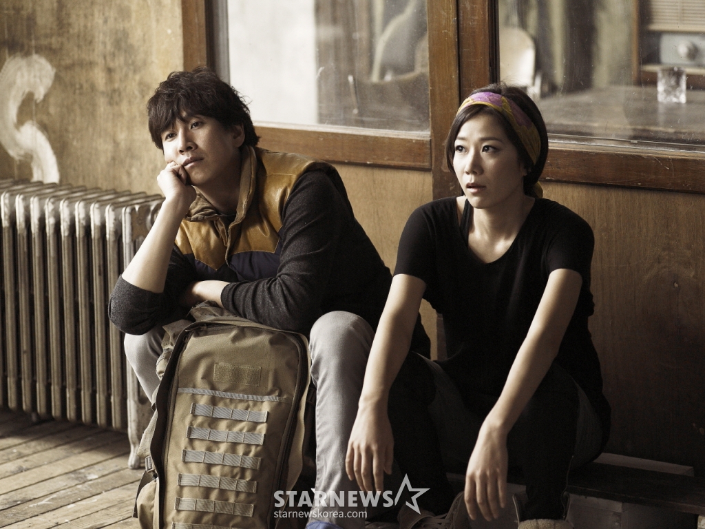 연극 'Love, Love, Love'에서 부부로 함께 연기한 배우 이선균(왼쪽)과 전혜진 /사진제공=명동예술극장