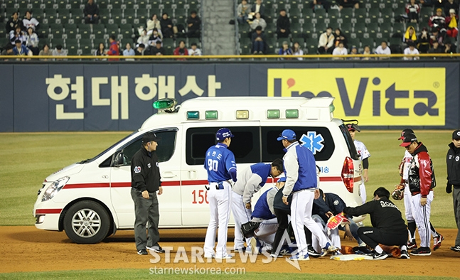 삼성 류지혁이 2회초 무사 1루에서 도루를 시도하다 LG 유격수 오지환과 충돌 후 고통을 호소하고 있다. 류지혁이 앰뷸란스에 실려 병원으로 향하고 있다. /사진=김진경 대기자