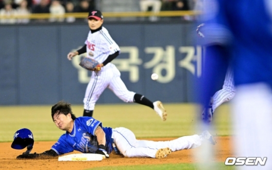 삼성 류지혁이 27일 잠실 LG전 2회초 무사 1루 상황에서 삼성 김현준 타석 때 2루 도루를 시도하다가 부상을 입었다.