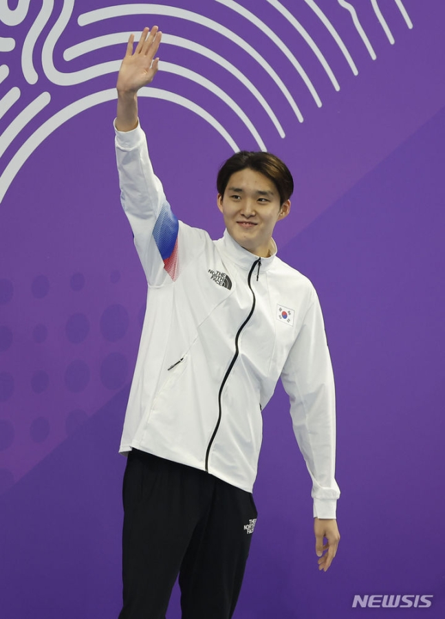 항저우 아시안게임 개인 종목에서 금메달을 목에 걸고 기뻐하는 김우민. /사진=뉴시스