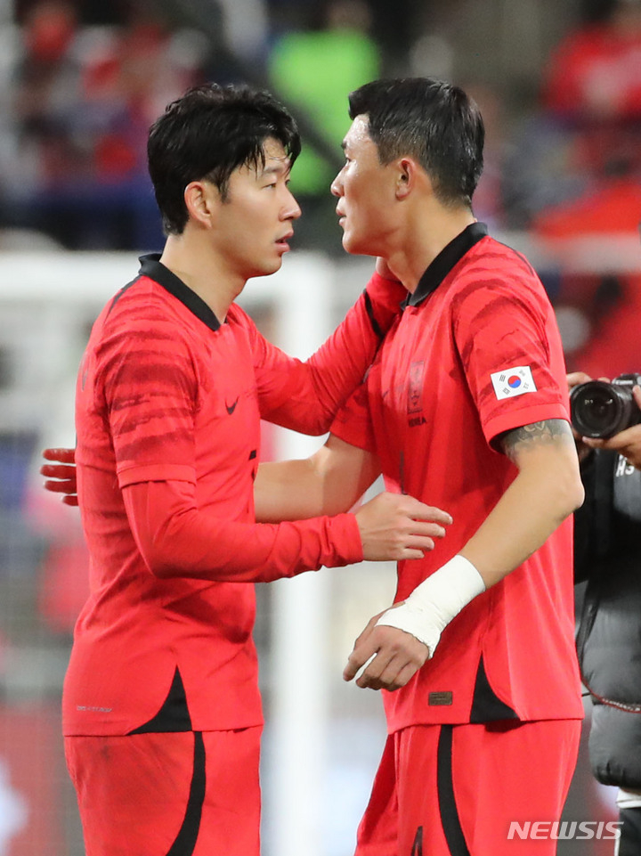 손흥민(왼쪽)과 김민재가 지난 2023년 3월 24일 울산 남구 문수축구경기장에서 열린 하나은행 초청 축구 국가대표 평가전 대한민국과 콜롬비아의 경기 종료 후 서로 다독이고 있다. /사진=뉴시스