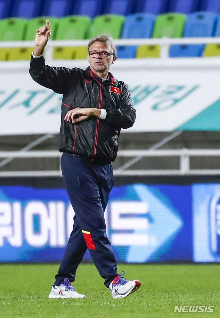필립 트루시에 베트남 축구대표팀 감독이 지난 2023년 10월 16일 경기 수원월드컵경기장에서 대한민국과의 평가전을 하루 앞두고 팀 훈련을 지켜보고 있다. /사진=뉴시스