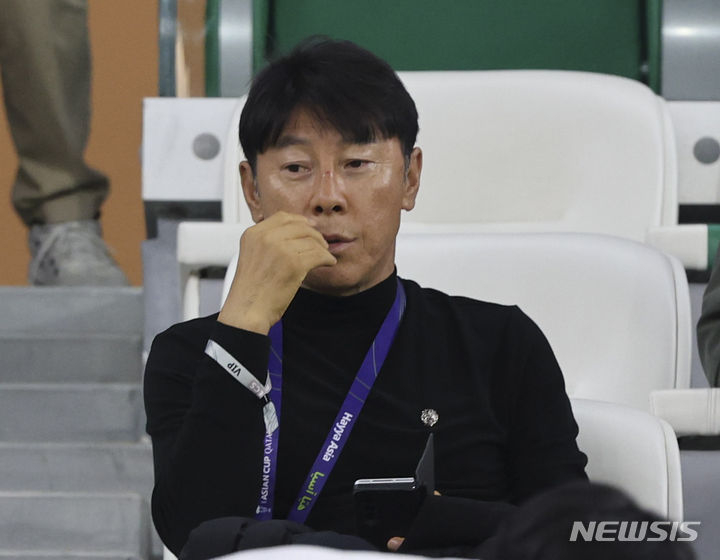 신태용 감독이 지난 1월 30일(한국시각) 카타르 알라이얀 에듀케이션 시티 스타디움에서 열린 아시아축구연맹(AFC) 2023 카타르 아시안컵 16강전 사우디아라비아 대 대한민국의 경기를 지켜보고 있다. /사진=뉴시스