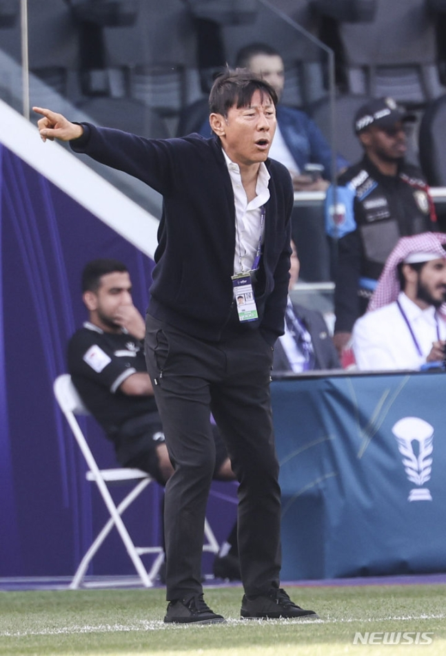 경기 중 선수들에게 지시하는 신태용 감독의 모습. /사진=뉴시스