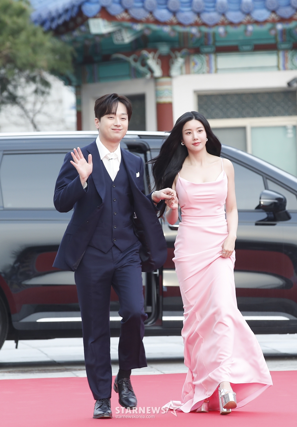 (서울=뉴스1) 권현진 기자 = 가수 권은비와 이찬원(왼쪽)이 27일 서울 동대문구 경희대학교 평화의 전당에서 열린 '2024 유니버설 슈퍼스타 어워즈(Universal Superstar Awards)'에서 레드카펫을 밟고 있다. 2024.3.27/뉴스1  Copyright (C) 뉴스1. All rights reserved. 무단 전재 및 재배포,  AI학습 이용 금지. /사진=(서울=뉴스1) 권현진 기자