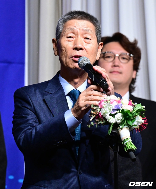 김성근 감독이 지난해 12월 ‘최강야구’팀이 일구대상을 수상한 뒤 소감을 말하고 있다. /사진=OSEN