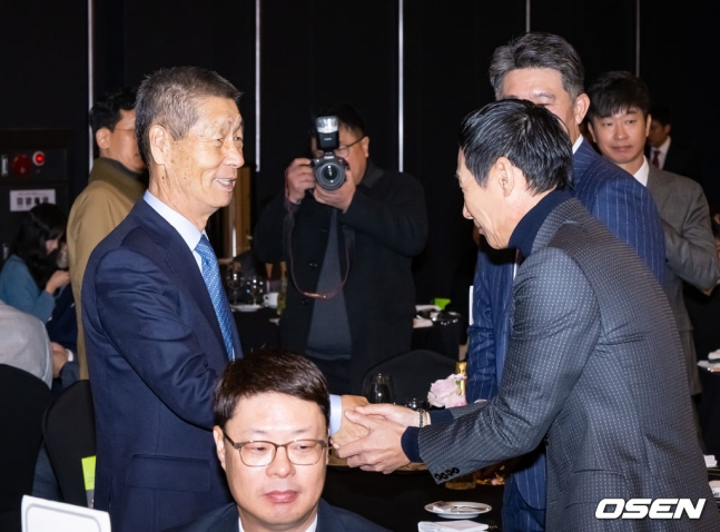 김성근(왼쪽) 감독이 지난해 12월 한 시상식장에서 염경엽 LG 감독과 악수하고 있다. /사진=OSEN