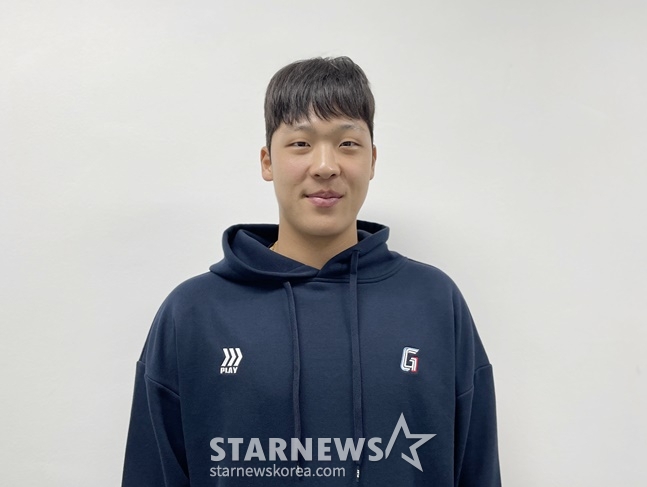롯데 이민석이 최근 김해 상동야구장에서 스타뉴스와 만나 인터뷰를 하고 있다. /사진=양정웅 기자