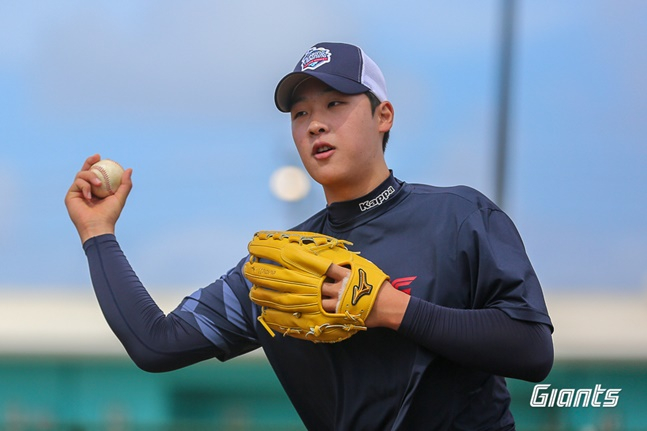 롯데 이민석이 2024 괌 스프링캠프에서 훈련을 소화하고 있다. /사진=롯데 자이언츠