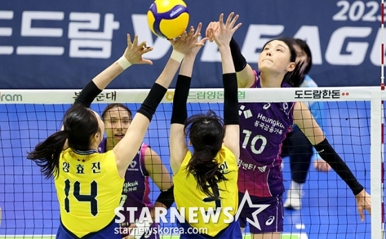 2023-2024시즌 도드람 V리그 여자배구 챔피언 결정전 현대건설 대 흥국생명 전이 28일 오후 경기도 수원실내체육관에서 열렸다. 흥국생명 김연경이 현대건설 양효진의 블로킹 위로 강스파이크를 날리고 있다. / 수원=김진경 기자