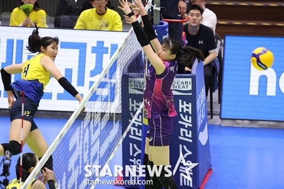 2023-2024시즌 도드람 V리그 여자배구 챔피언 결정전 현대건설 대 흥국생명 전이 28일 오후 경기도 수원실내체육관에서 열렸다. 현대건설 정지윤이 흥국생명 이주아의 블로킹을 피해 강스파이크를 날리고 있다. / 수원=김진경 기자