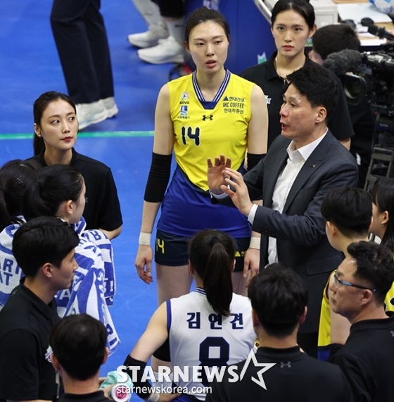2023-2024시즌 도드람 V리그 여자배구 챔피언 결정전 현대건설 대 흥국생명 전이 28일 오후 경기도 수원실내체육관에서 열렸다. 강성형 현대건설 감독이 작전타임 때 선수들에게 지시사항을 전달하고 있다. / 수원=김진경 기자