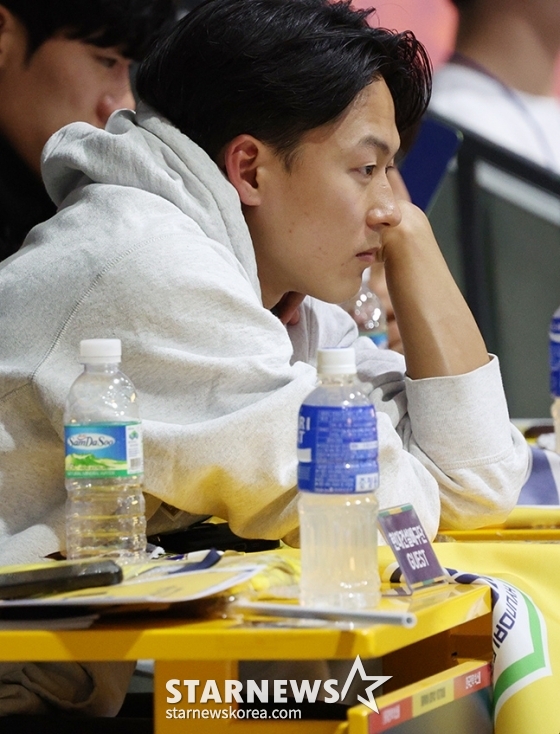2023-2024시즌 도드람 V리그 여자배구 챔피언 결정전 현대건설 대 흥국생명 전이 28일 오후 경기도 수원실내체육관에서 열렸다. 수원FC 이승우가 현대건설을 응원하며 관전하고 있다. / 수원=김진경 기자