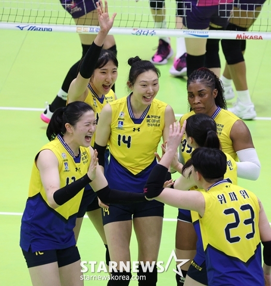 2023-2024시즌 도드람 V리그 여자배구 챔피언 결정전 현대건설 대 흥국생명 전이 28일 오후 경기도 수원실내체육관에서 열렸다. 현대건설 양효진이 공격을 성공시킨 후 기뻐하고 있다. / 수원=김진경 기자