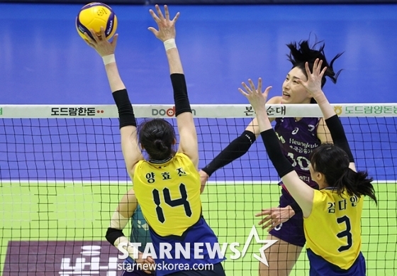 2023-2024시즌 도드람 V리그 여자배구 챔피언 결정전 현대건설 대 흥국생명 전이 28일 오후 경기도 수원실내체육관에서 열렸다. 흥국생명 김연경이 현대건설 양효진의 블로킹을 피해 강스파이크를 날리고 있다. / 수원=김진경 기자