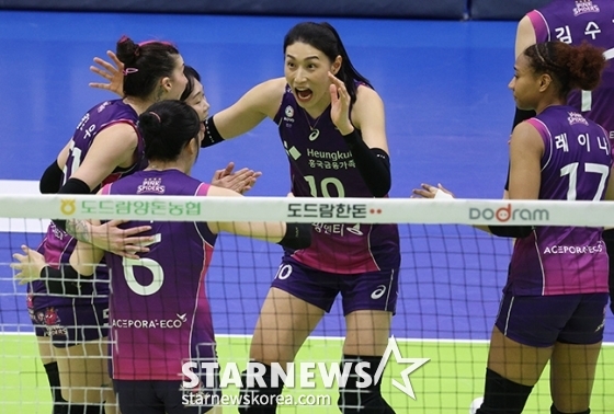 2023-2024시즌 도드람 V리그 여자배구 챔피언 결정전 현대건설 대 흥국생명 전이 28일 오후 경기도 수원실내체육관에서 열렸다. 흥국생명 김연경이 결정적인 공격을 성공시킨 후 기뻐하고 있다. / 수원=김진경 기자