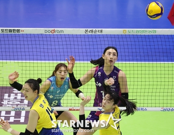 2023-2024시즌 도드람 V리그 여자배구 챔피언 결정전 현대건설 대 흥국생명 전이 28일 오후 경기도 수원실내체육관에서 열렸다. 흥국생명 김연경이 현대건설 양효진의 블로킹 위로 연타를 날리고 있다. / 수원=김진경 기자