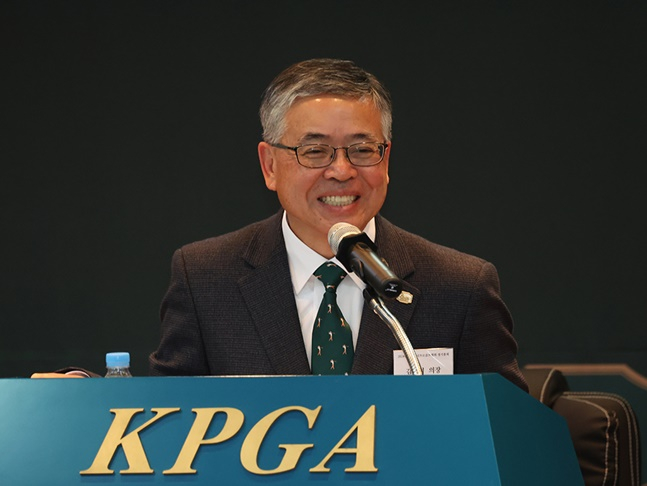 김원섭 KPGA 회장이 28일 정기총회에서 인사말을 하고 있다. /사진=KPGA