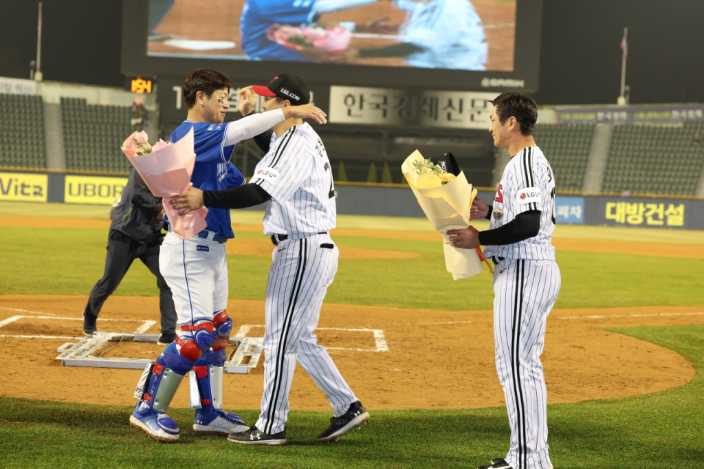 KBO 리그 최초 2238경기 출장 기록을 쓴 강민호(왼쪽)를 향해 LG 트윈스 베테랑 김현수(가운데)와 주장 오지환이 축하의 뜻을 전하고 있다. /사진=LG 트윈스 제공