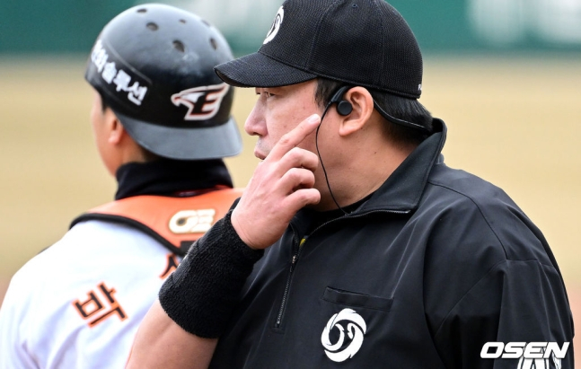 배병두 KBO 심판위원이 지난 11일 시범경기 도중 ABS(자동투구판정시스템) 이어폰을 확인하고 있다.