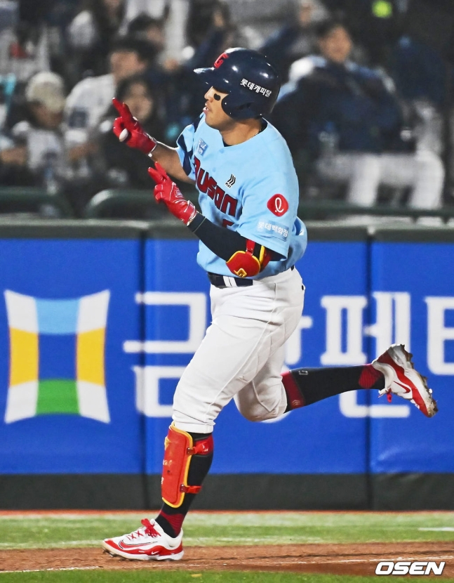 29일 부산 사직구장에서 2024 신한 SOL 뱅크 KBO 리그 롯데 자이언츠와 NC 다이노스의 경기가 열렸다. 롯데 자이언츠 전준우가 6회말 2사 중월 동점 솔로 홈런을 치고 세리머니를 하고 있다.