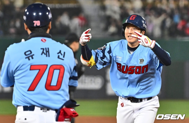 29일 부산 사직구장에서 2024 신한 SOL 뱅크 KBO 리그 롯데 자이언츠와 NC 다이노스의 경기가 열렸다. 롯데 자이언츠 최항(오른쪽)이 6회말 2사 1,2루 역전 1타점 좌중간 안타를 치고 세리머니를 하고 있다.