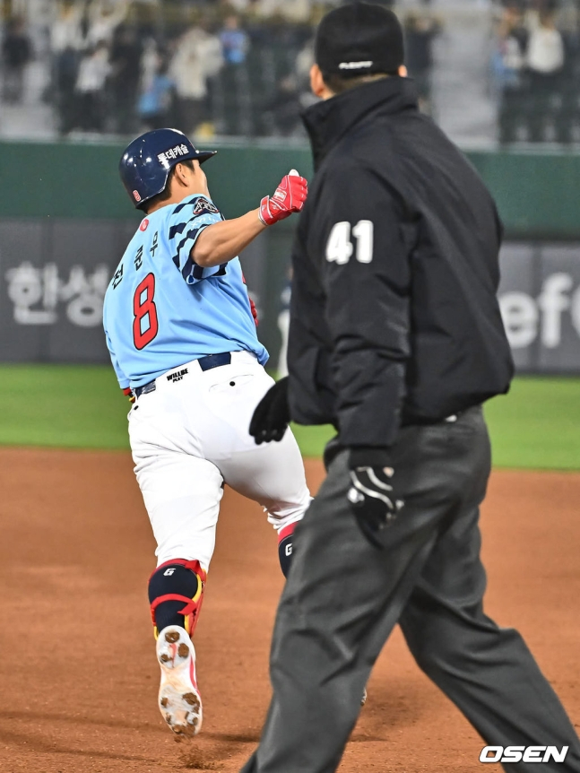 29일 부산 사직구장에서 2024 신한 SOL 뱅크 KBO 리그 롯데 자이언츠와 NC 다이노스의 경기가 열렸다. 롯데 자이언츠 전준우가 6회말 2사 중월 동점 솔로 홈런을 치고 있다.