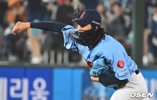 29일 부산 사직구장에서 2024 신한 SOL 뱅크 KBO 리그 롯데 자이언츠와 NC 다이노스의 경기가 열렸다. 롯데 자이언츠 김원중이 역투하고 있다.