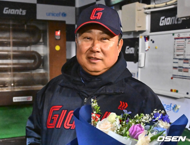 29일 부산 사직구장에서 2024 신한 SOL 뱅크 KBO 리그 롯데 자이언츠와 NC 다이노스의 경기가 열렸다. 롯데 자이언츠 김태형 감독이 시즌 첫 승리를 챙기고 이강훈 대표로부터 받은 축하 꽃다발을 들고 포즈를 취하고 있다.