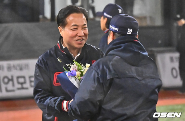 29일 부산 사직구장에서 2024 신한 SOL 뱅크 KBO 리그 롯데 자이언츠와 NC 다이노스의 경기가 열렸다. 롯데 자이언츠 김태형 감독(오른쪽)이 시즌 첫 승리를 챙기고 이강훈 대표로부터 축하 꽃다발을 받고 있다.