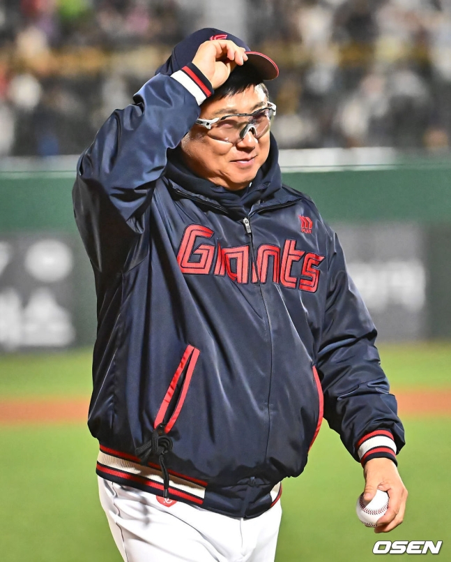 29일 부산 사직구장에서 2024 신한 SOL 뱅크 KBO 리그 롯데 자이언츠와 NC 다이노스의 경기가 열렸다. 롯데 자이언츠 김태형 감독이 첫 승리를 기록한 후 팬들에게 인사를 하고 있다.