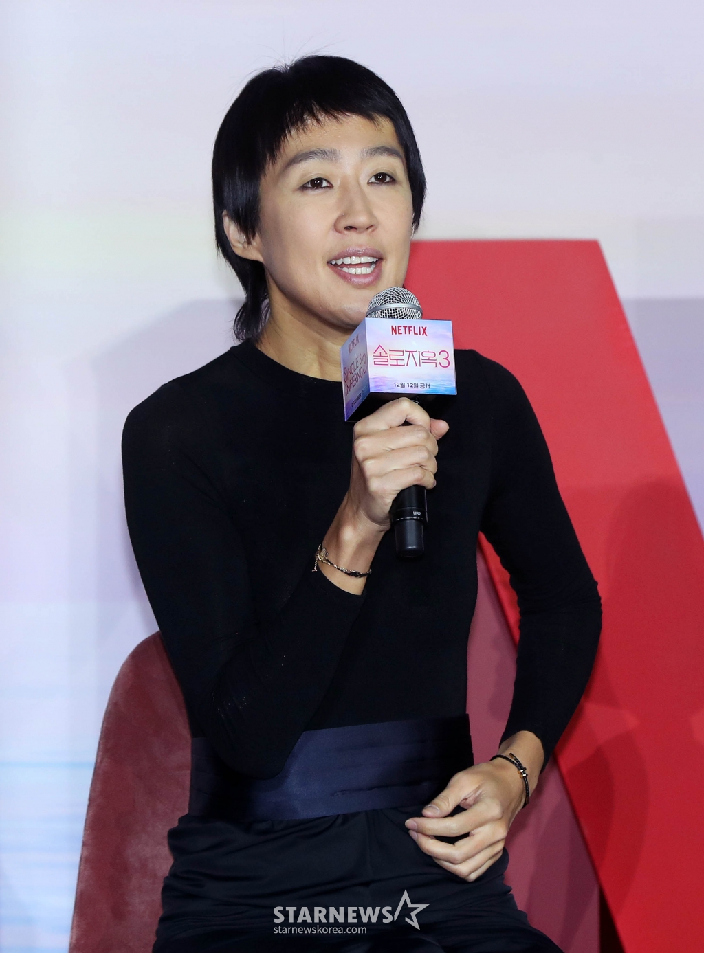 [서울=뉴시스] 김혜진 기자 = 방송인 홍진경이 4일 오전 서울 용산구 CGV 용산아이파크몰에서 열린 넷플릭스 예능 프로그램 '솔로지옥3' 제작발표회에서 인사말을 하고 있다. '솔로지옥3'는 커플이 돼야 나갈 수 있는 외딴 섬 '지옥도'에서 펼쳐지는 솔로들의 솔직한 연애담을 전했다. 시즌 3는 시즌 1, 2와 달라진 장소와 규칙으로 모든 면에서 업그레이드를 선언했다. 2023.12.04. jini@newsis.com /사진=김혜진