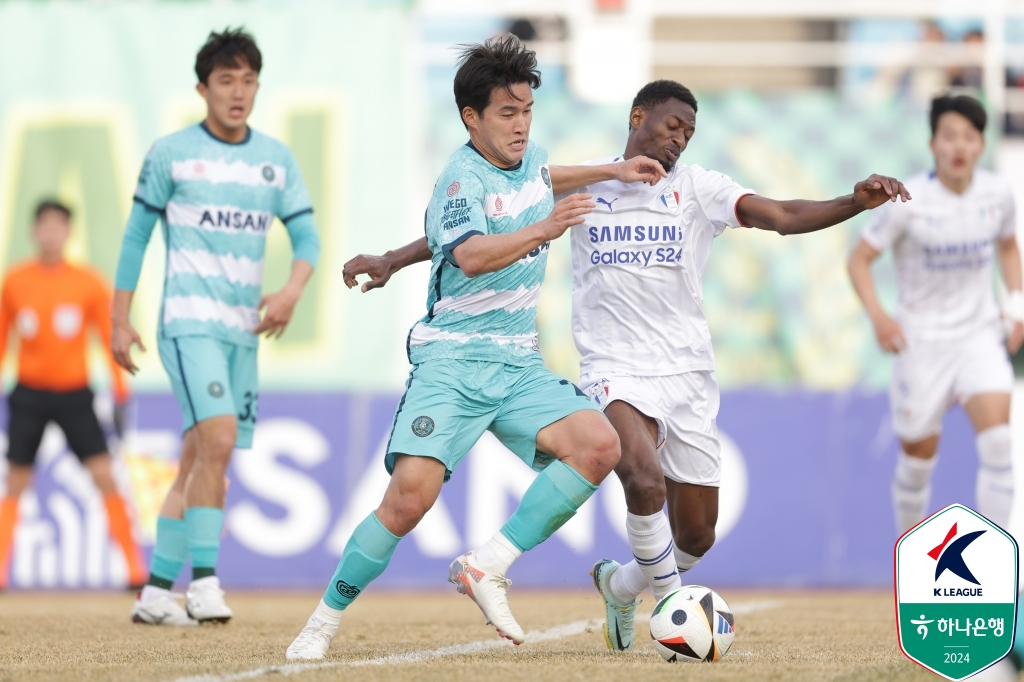 안산 그리너스 이지승(왼쪽). /사진제공=한국프로축구연맹