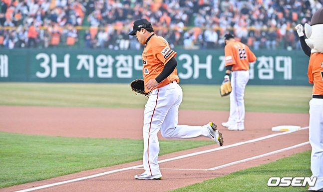 한화 이글스 류현진(왼쪽)이 29일 KT 위즈와 홈 개막전을 앞두고 마운드로 향하고 있다.