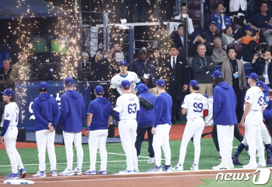 1일 서울 구로구 고척스카이돔에서 열린 2024 미국 메이저리그(MLB) 월드투어 서울시리즈 공식 개막전 샌디에이고 파드리스와 LA 다저스의 2차전 경기. LA 다저스 오타니 쇼헤이가 그라운드에 입장하고 있다. /사진=뉴스1