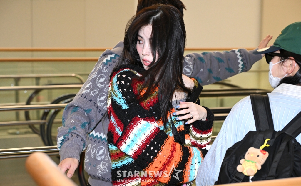 (인천공항=뉴스1) 권현진 기자 = 류준열과 열애중인 배우 한소희(29)가 18일 미국 하와이 여행을 마친 뒤 귀국하고 있다. (공동취재) 2024.3.18/뉴스1 Copyright (C) 뉴스1. All rights reserved. 무단 전재 및 재배포, AI학습 이용 금지. /사진=(인천공항=뉴스1) 권현진 기자