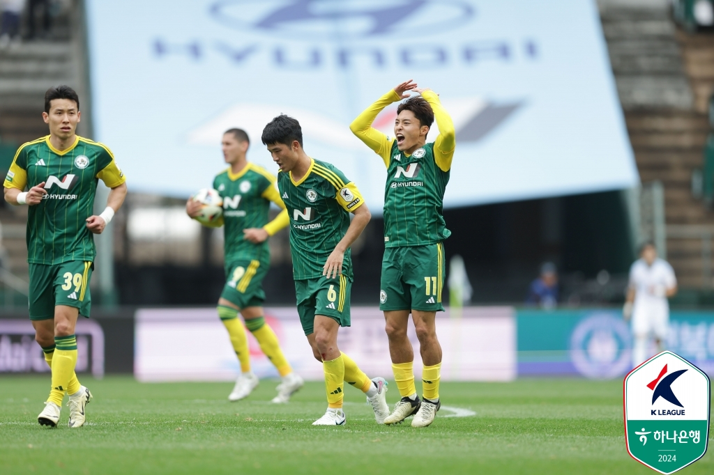 추격골 넣은 뒤 환호하는 이동준(오른쪽). /사진제공=한국프로축구연맹