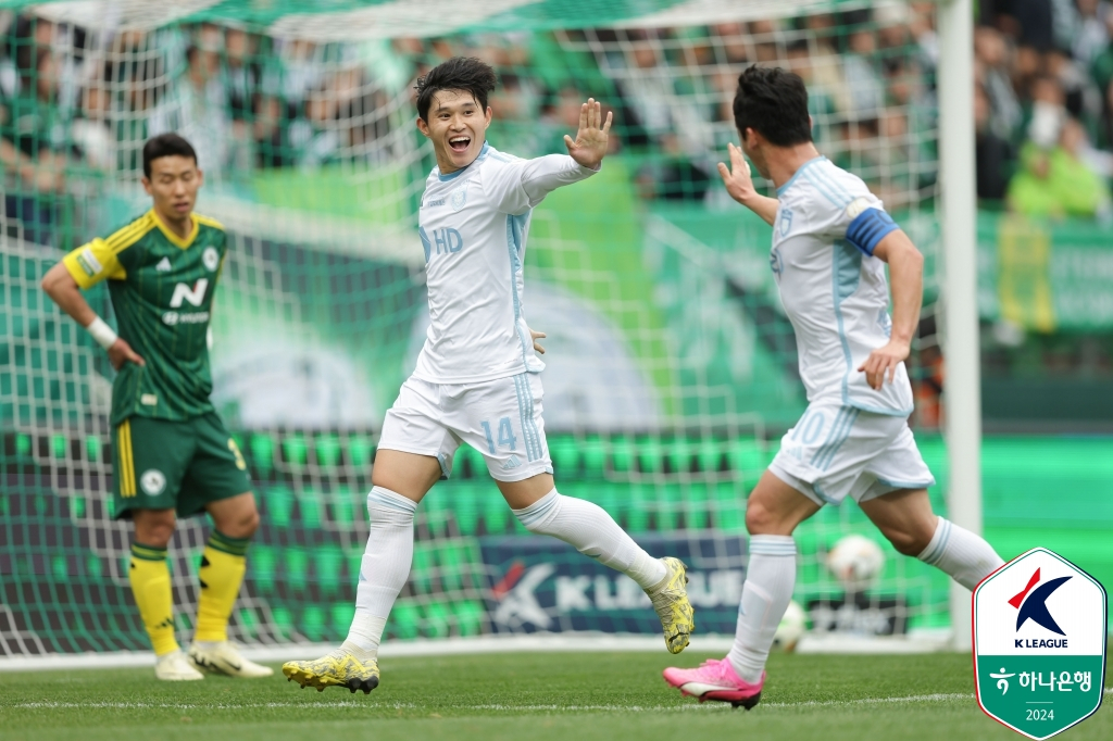 이동경(왼쪽)이 선제골 후 활짝 웃고 있다. /사진제공=한국프로축구연맹