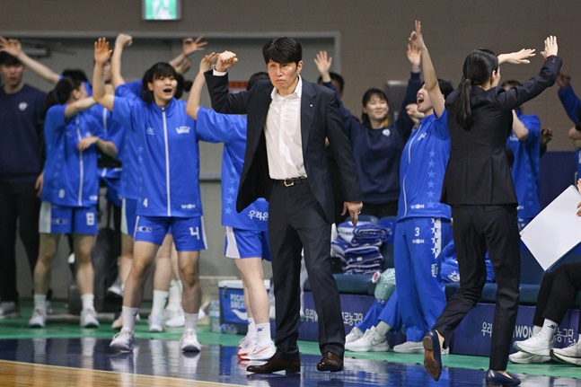 위성우 우리은행 감독이 30일 열린 챔피언결정전 4차전에서 경기를 지켜보고 있다. /사진=WKBL