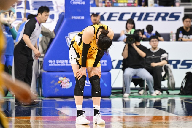 KB스타즈 박지수가 고개를 숙이고 있다. /사진=WKBL