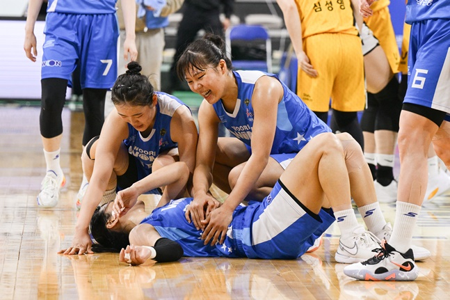 우리은행 선수들이 기뻐하고 있다. /사진=WKBL