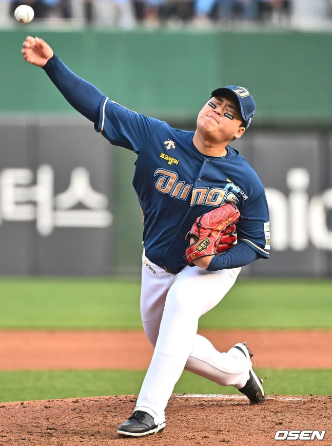 30일 부산 사직구장에서 2024 신한 SOL 뱅크 KBO 리그 롯데 자이언츠와 NC 다이노스의 경기가 열렸다. NC 다이노스 선발 투수 신민혁이 역투하고 있다.