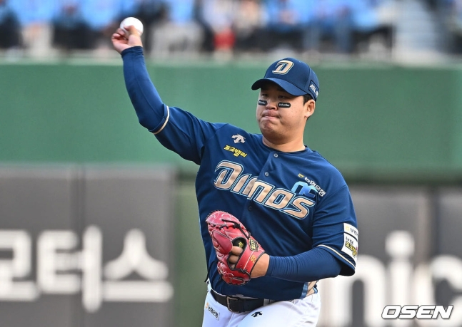 30일 부산 사직구장에서 2024 신한 SOL 뱅크 KBO 리그 롯데 자이언츠와 NC 다이노스의 경기가 열렸다. NC 다이노스 선발 투수 신민혁이 역투하고 있다.