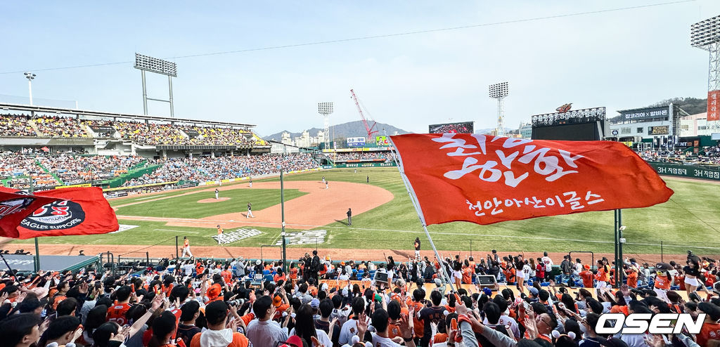 31일 대전 한화생명이글스파크에서 열린 한화 이글스와 KT 위즈의 2024 신한 SOL뱅크 KBO리그 맞대결에서 경기장을 가득 메운 관중들이 홈팀 한화를 응원하고 있다.