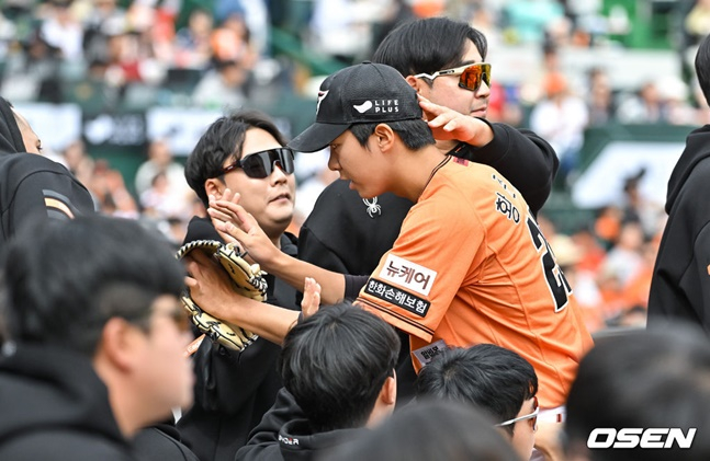 한화 황준서가 31일 KT전에 선발 등판해 위기를 넘기고 더그아웃에서 선배들의 축하를 받고 있다.