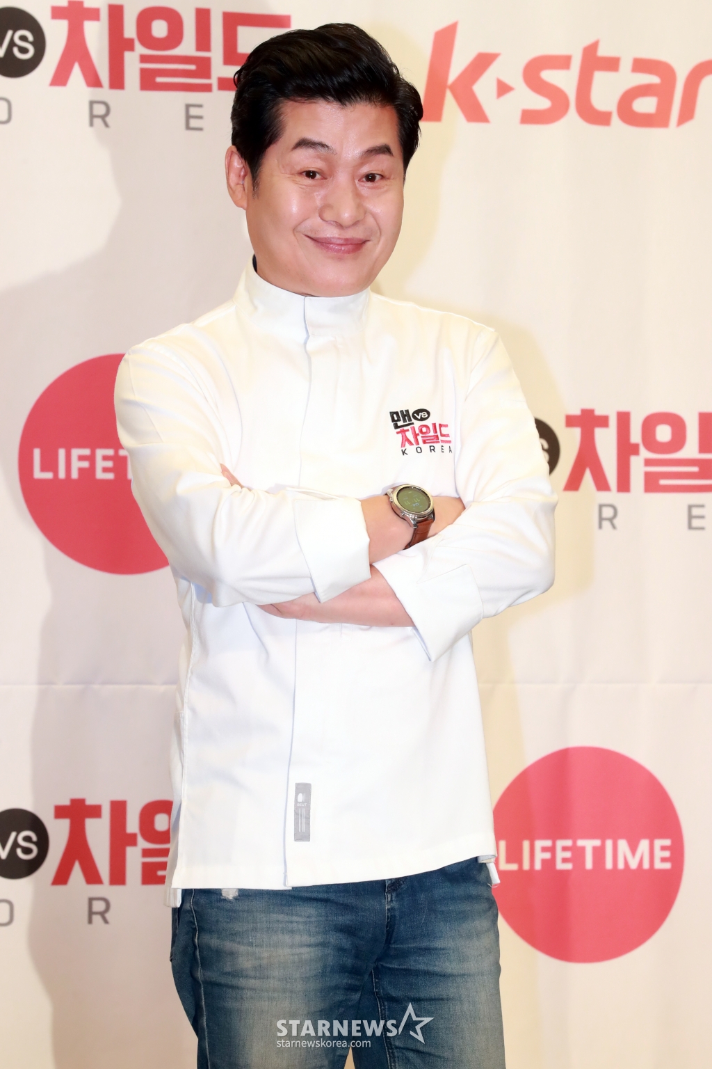 이연복 셰프가 4일 오전 서울 마포구 상암동 스탠포드호텔에서 열린 라이프타임, 코미디TV 새 예능프로그램 '맨vs차일드 코리아' 제작발표회에 참석해 포즈를 취하고 있다. 맨vs차일드 코리아는 2015년 미국에서 첫 선으로 보인 전문 셰프와 어린이 셰프들의 대결을 그린 신계념 요리 프로그램으로 4일 밤 9시 첫 방송된다. /사진=임성균 기자 tjdrbs23@