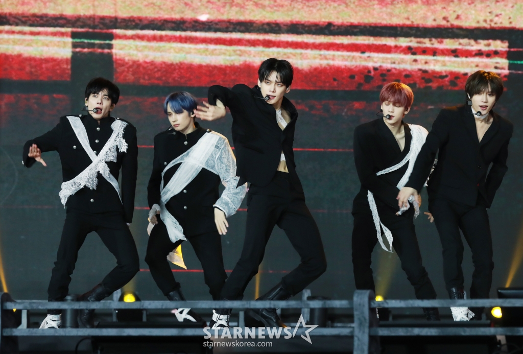 그룹 투모로우바이투게더(TOMORROW X TOGETHER) 휴닝카이가 1일 오후 서울 고려대학교 화정체육관에서 진행된 미니 6집 '미니소드 3 : 투모로우'(minisode 3: TOMORROW) 발매기념 쇼케이스에서 신곡을 선보이고 있다. /2024.04.01 /사진=이동훈