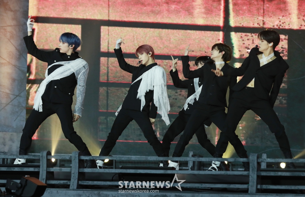 그룹 투모로우바이투게더(TOMORROW X TOGETHER) 휴닝카이가 1일 오후 서울 고려대학교 화정체육관에서 진행된 미니 6집 '미니소드 3 : 투모로우'(minisode 3: TOMORROW) 발매기념 쇼케이스에서 신곡을 선보이고 있다. /2024.04.01 /사진=이동훈