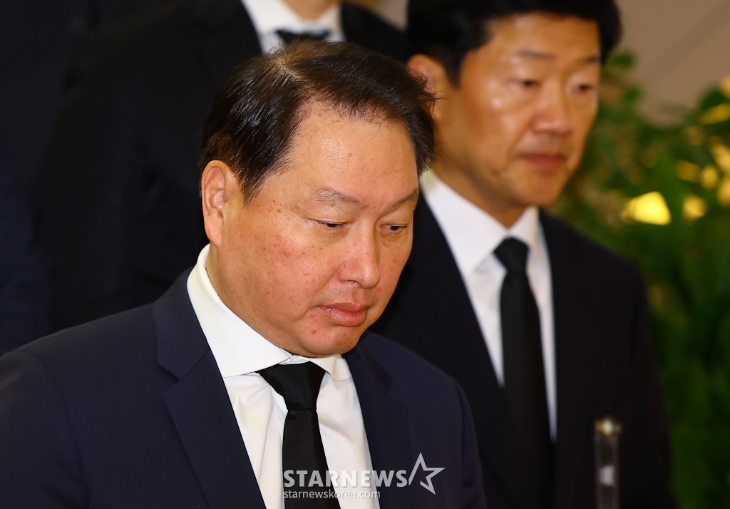 최태원 SK그룹 회장이 1일 서울 서대문구 신촌세브란스병원 장례식장에 마련된 고(故) 조석래 효성 명예회장의 빈소로 향하고 있다. 사진제공=뉴시스